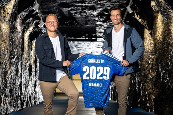 Robuste Workwear trifft königsblaue Identität: FC Schalke 04 begrüßt Blåkläder als neuen Ärmelpartner