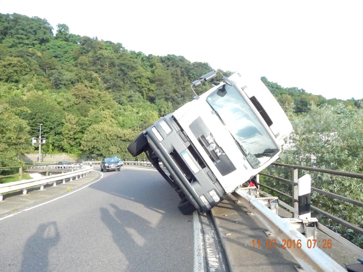 POL-PPKO: Südbrücke Koblenz - Lkw kippt um