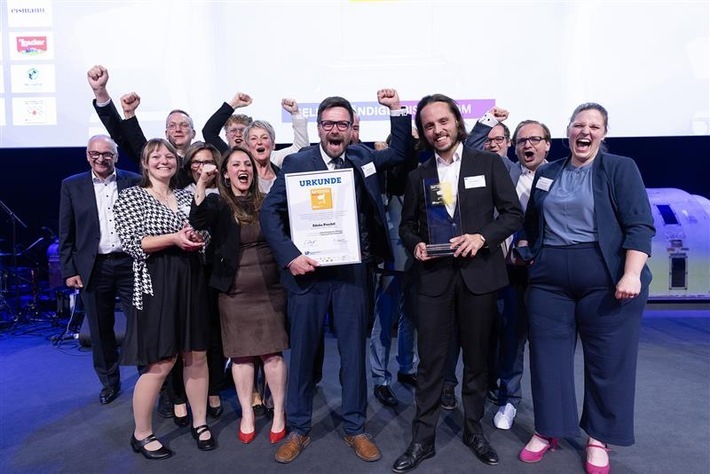 EDEKA Prechtl in Bad Aibling gewinnt in der Kategorie Selbstständiger Einzelhandel bis 2.000 qm / Bildnachweis: © Peter Eilers für Lebensmittel Praxis / Weiterer Text über ots und www.presseportal.de/nr/51907 / Die Verwendung dieses Bildes für redaktionelle Zwecke ist unter Beachtung aller mitgeteilten Nutzungsbedingungen zulässig und dann auch honorarfrei. Veröffentlichung ausschließlich mit Bildrechte-Hinweis.
