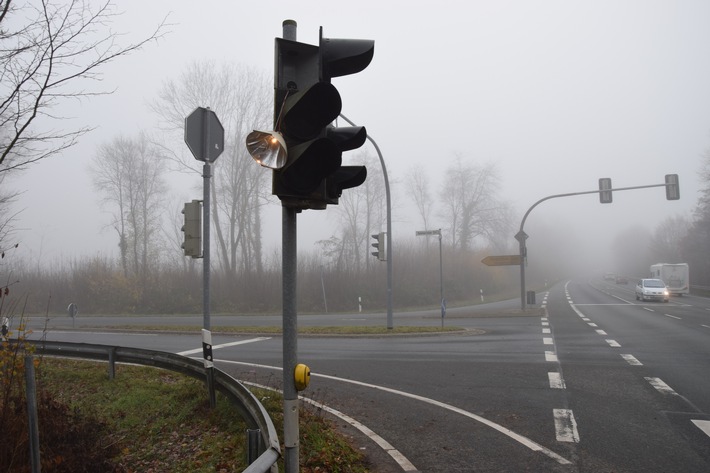 POL-HF: Verkehrsunfall - Audi kollidiert mit Leitplanke und Ampel