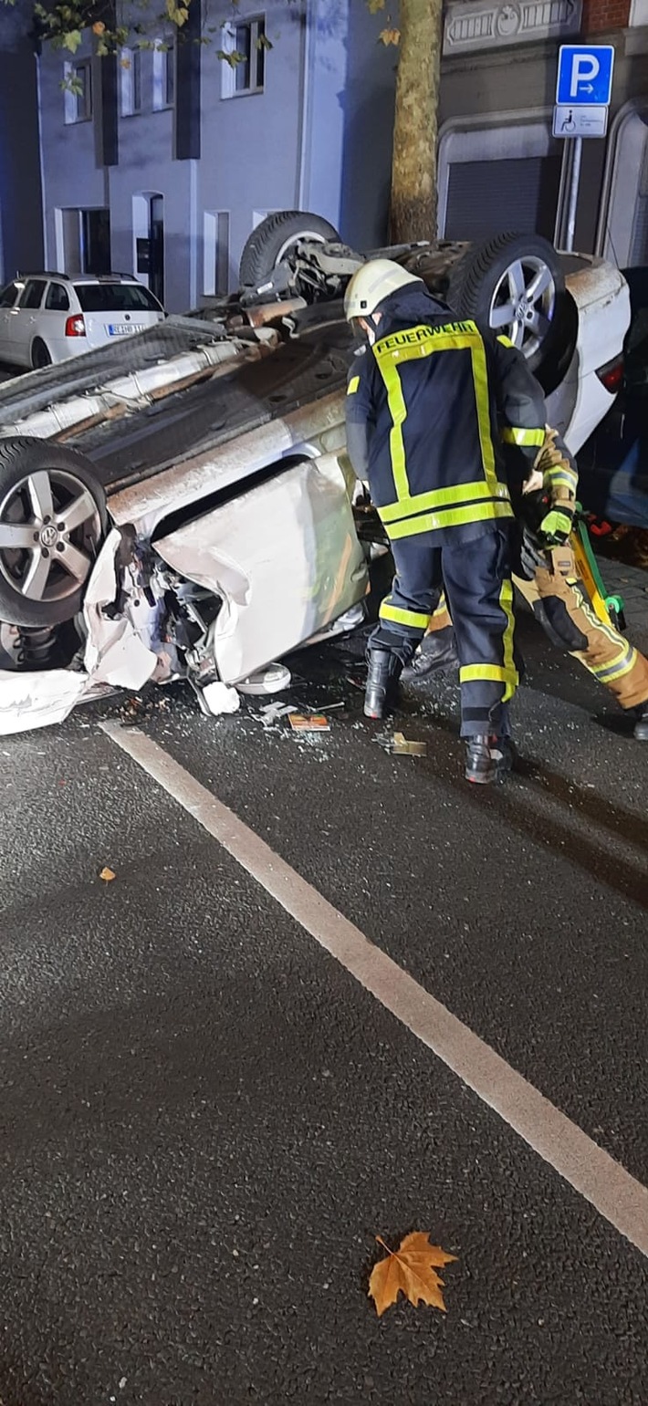 FW-RE: Verkehrsunfall mit technischer Rettung in den Morgenstunden