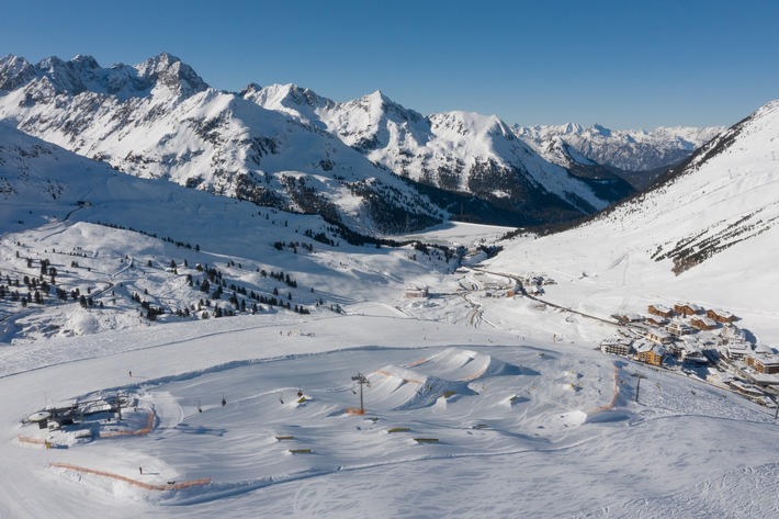 Wer auf hohe Jumps steht oder mit der internationalen Snowboardszene trainieren will, fühlt sich im Kühtaier KPark wie zu Hause. Auf über 2.000 Meter Seehöhe befindet sich ganz in der Nähe von Innsbruck nur eine von zwei SuperPipes im gesamten Raum zwischen Österreich, Deutschland und Italien. Das erfolgreiche Konzept des KParks wurde auch heuer wieder von der Schneestern Crew weiter perfektioniert. 20200214-ona0001-1-1.jpg