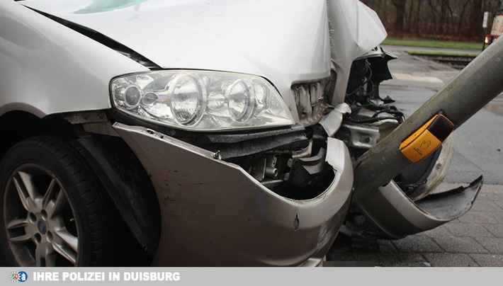 POL-DU: Obermeiderich: Fiat und Lkw kollidieren