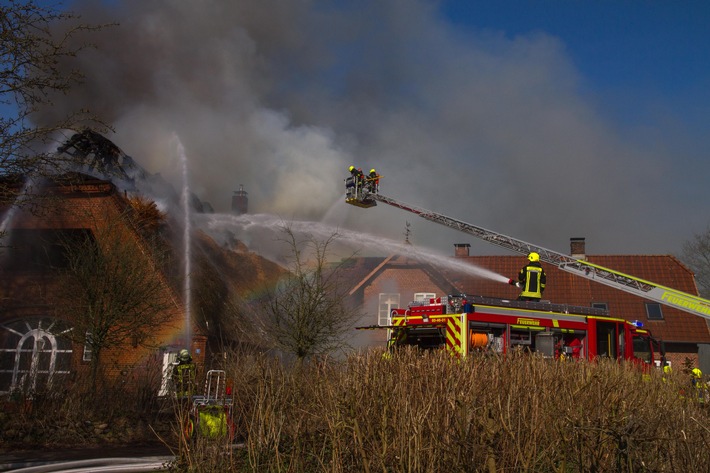 FW-PLÖ: Reetdachhaus wurde Opfer der Flammen

In Warnau (Kreis Plön) brannte am Dienstag, 28.03. ein Reetdachhaus ab. Personen kamen nicht zu Schaden. Die Bewohner konnten das Gebäude rechtzeitig verlassen.