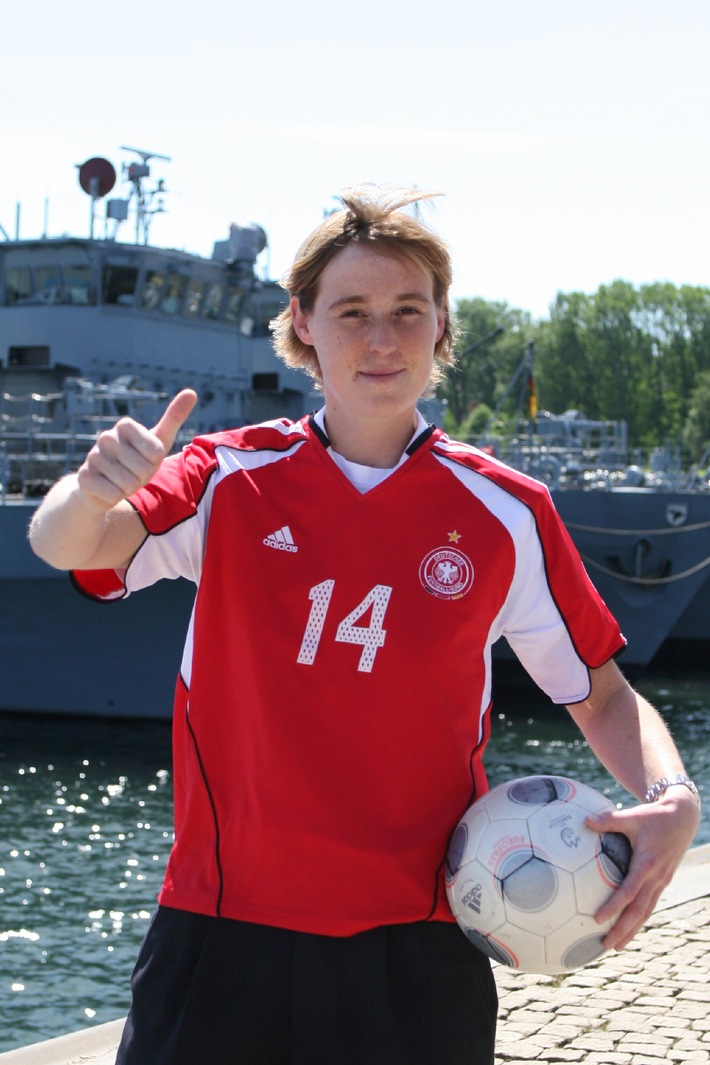 Deutsche Marine - Pressemeldung: Schleswigerin will erneut Weltmeistertitel im Militärfrauenfußball holen - Siri Thomsen ist einzige Marineangehörige im Fußballkader