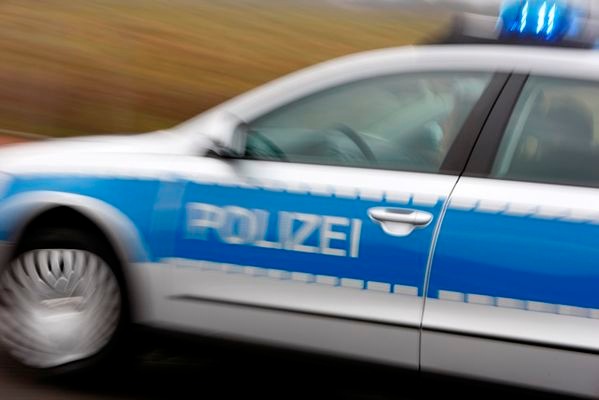 POL-REK: 180320-3: Auto fährt Fußgängerin an und flüchtet - Bergheim