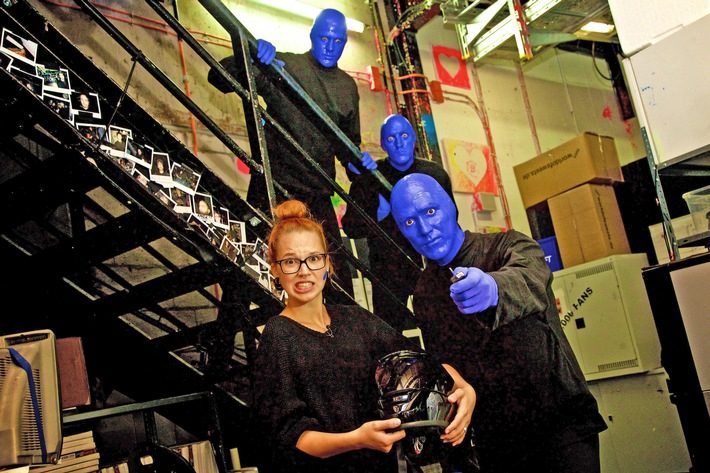 "BLUE MAN GROUP feat. Stefanie Heinzmann" bei Raabs letzter "TV total Stock Car Crash Challenge"