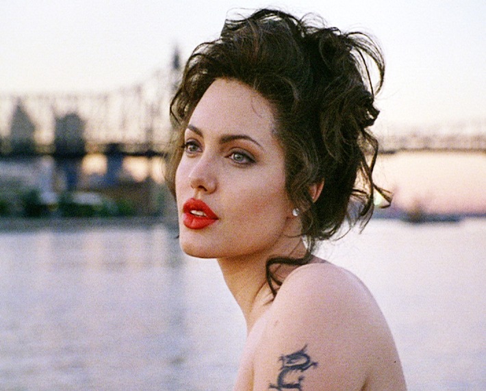 Angelina Jolie: &quot;Ich trage nie roten Lippenstift.&quot;//Tele 5 zeigt am 13.1. um 20.15 Uhr das Erotikdrama &#039;Gia - Preis der Schönheit&#039; (Golden Globe für Angelina Jolie!)