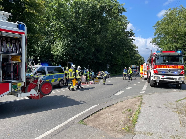 FW Dinslaken: Verkehrsunfall mit umgestürztem PKW