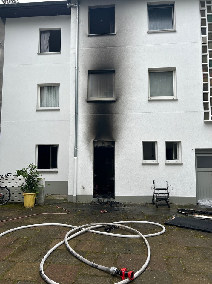 FW Moers: Brand in Wohn- und Geschäftshaus / Person über Drehleiter in Sicherheit gebracht