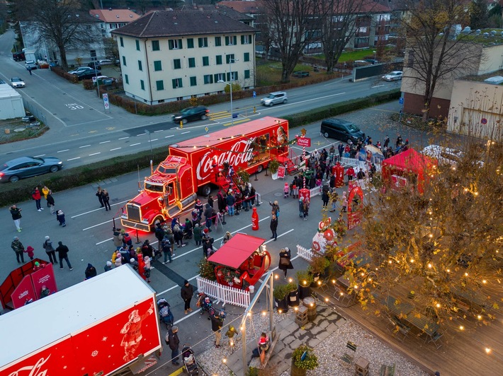 Wintermarkt mit Coca-Cola Weihnachtstruck im Freiruum Zug