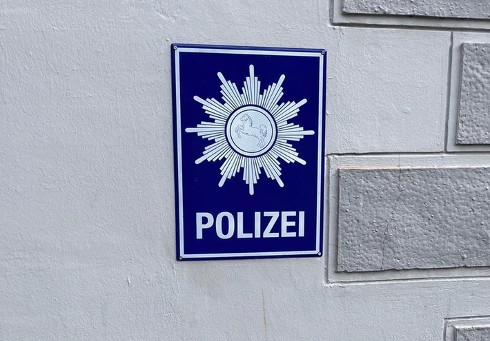 POL-DEL: Landkreis Oldenburg: Diebstahl eines Polizei Schildes der Polizeistation Bookholzberg +++ Zeugenaufruf