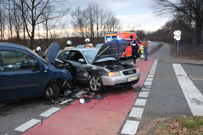 POL-ME: Kollision mit Gegenverkehr: 49-Jähriger und Tochter schwer verletzt - Mettmann 2401117