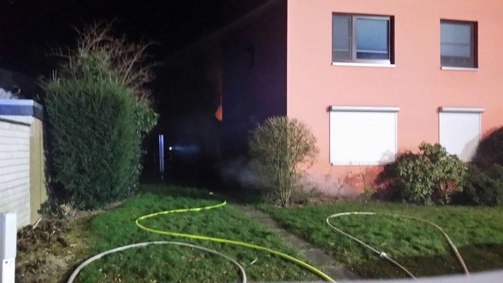 FW-NE: Kellerbrand in einem Mehrfamilienhaus