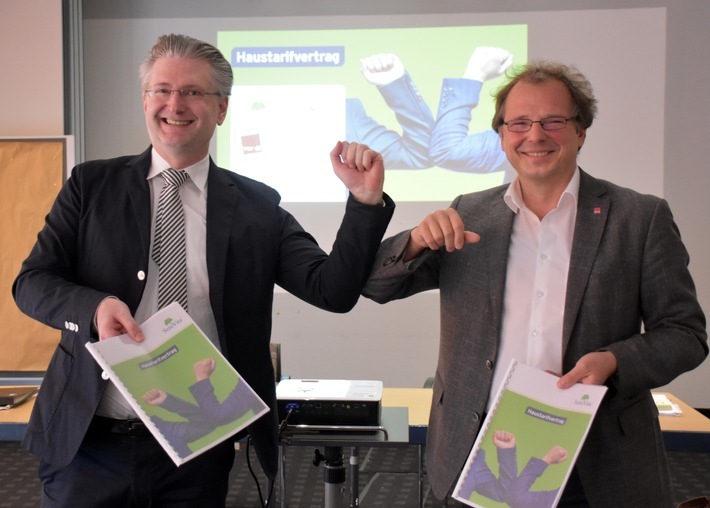 Dr. Horst Wiesent (SeniVita/Dr. Wiesent) und Robert Hinke (ver.di) bei der offiziellen Unterzeichnung des Haustarifvertrags der Unternehmensgruppen SeniVita und Dr. Wiesent. / Weiterer Text über ots und www.presseportal.de/nr/110145 / Die Verwendung dieses Bildes ist für redaktionelle Zwecke honorarfrei. Veröffentlichung bitte unter Quellenangabe: "obs/SeniVita/SeniVita/Dr. Wiesent"