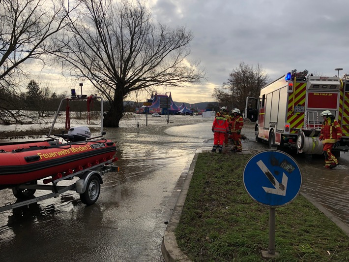 FW Minden: PKW von Hochwasser eingeschlossen