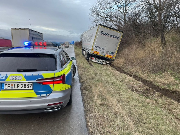 API-TH: Sattelzug fährt in Straßengraben auf der A 4 bei Erfurt!