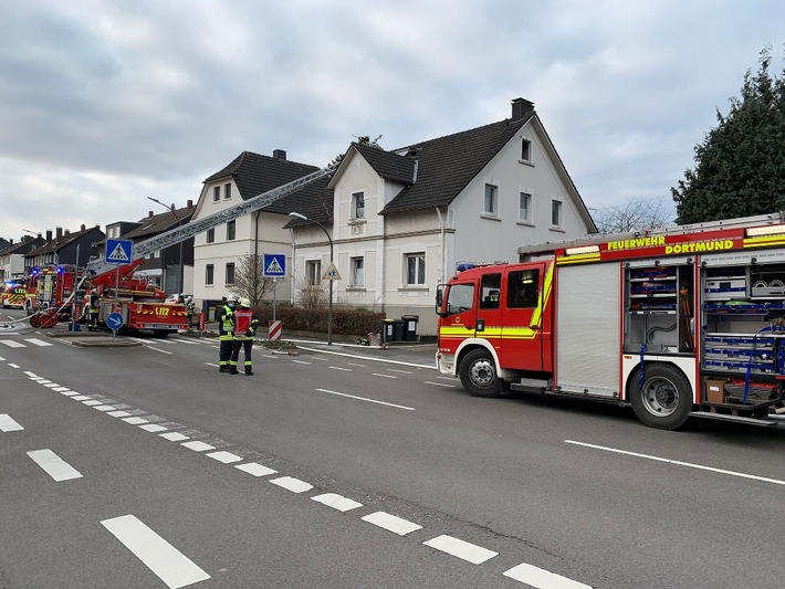 FW-DO: Feuer im ausgebauten Dachgeschoss eines zweieinhalbgeschossigen Wohnhauses.