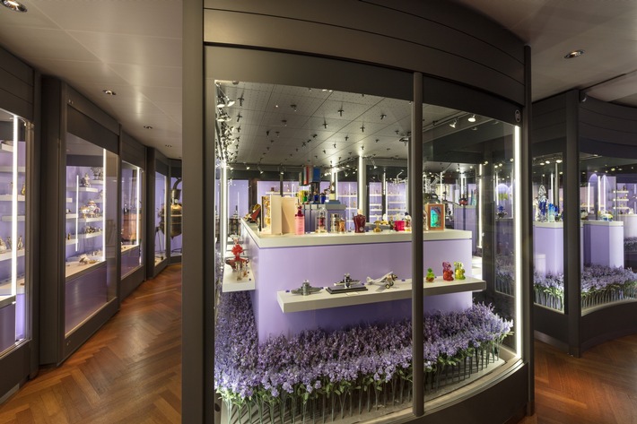 drom fragrances opens its exhibition &quot;Parfumflakons - Hüllen verführerischer Düfte&quot; in Basel