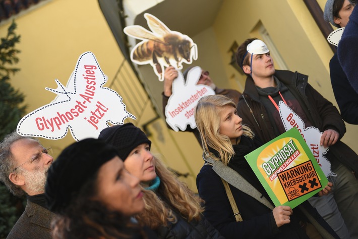 2017 protestieren Campact-Aktive vor fast 100 Wahlkreisbros der CDU und CSU gegen das Pestizid Glyphosat - hier in Landhut / Weiterer Text ber ots und www.presseportal.de/nr/64126 / Die Verwendung dieses Bildes ist fr redaktionelle Zwecke honorarfrei. Verffentlichung bitte unter Quellenangabe: 