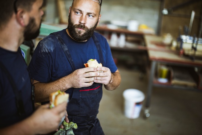 Sandwich oder Salat, Snack oder Schnitzel: Wie ausgewogen ernähren sich Berufstätige im Job? / Neue Studie von Snack5 zur Zwischenverpflegung mit Snacks bei Berufstätigen in Deutschland und Österreich