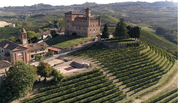 L'asta solidale Barolo en Primore torna in Piemonte, Italia / 28 ottobre 2022 con 15 casse e 1.200 bottiglie donate da 70 produttori del Consorzio Barolo e Barbaresco.