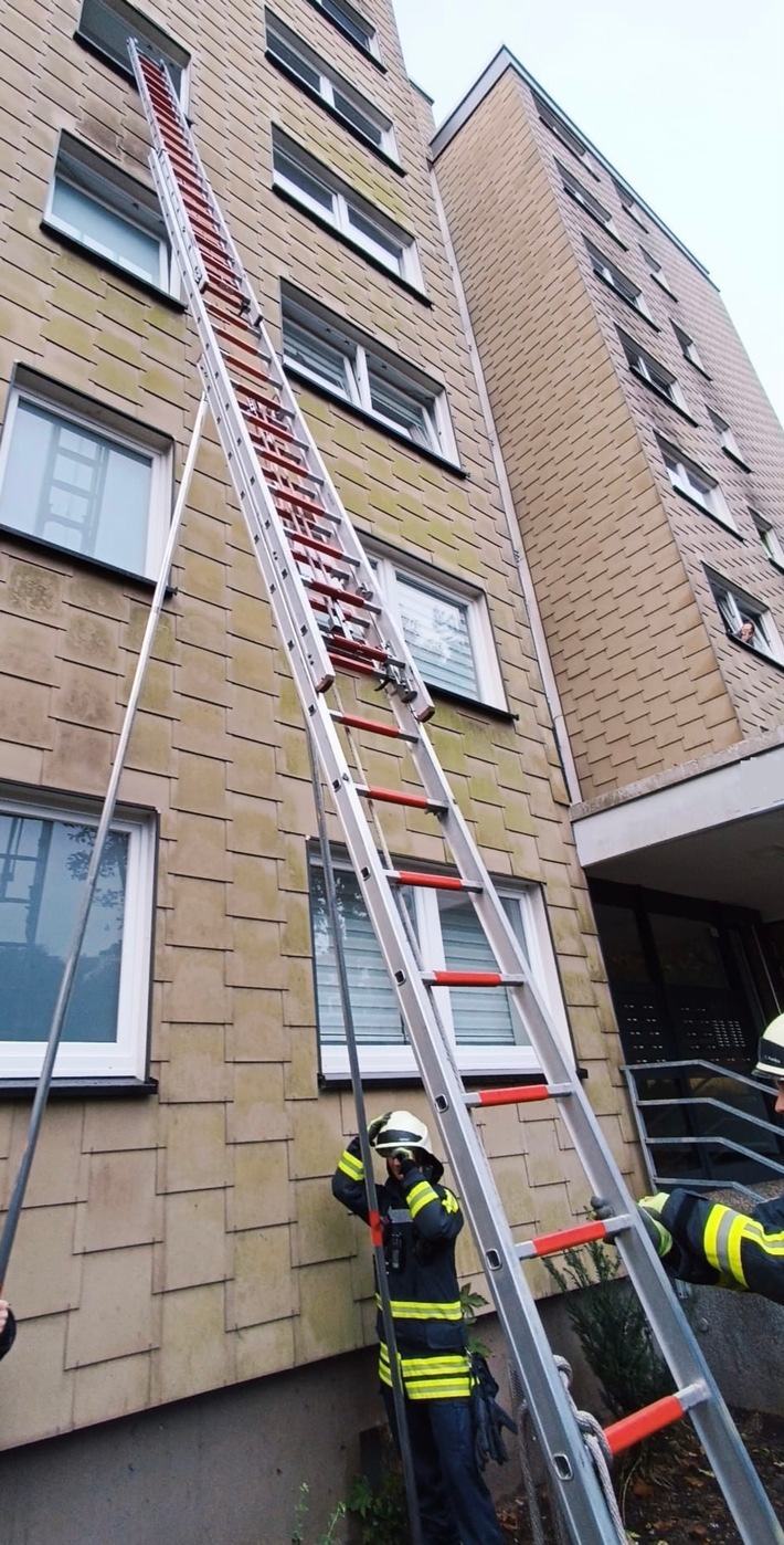 FW-EN: Hilflose Person hinter verschlossener Wohnungstür - Aufwändiger Einsatz für die Hattinger Feuerwehr