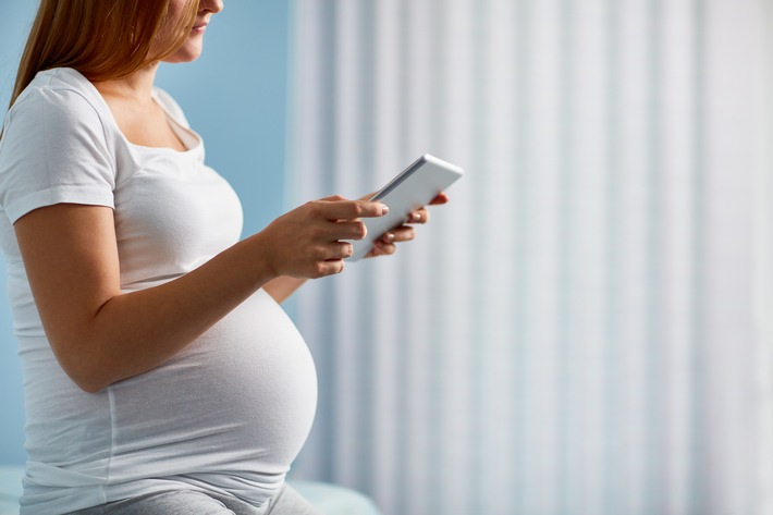 Passend zur Reisezeit: E-Health-Angebot bietet Schwangeren und Müttern flexible Versorgung - auch im Ausland