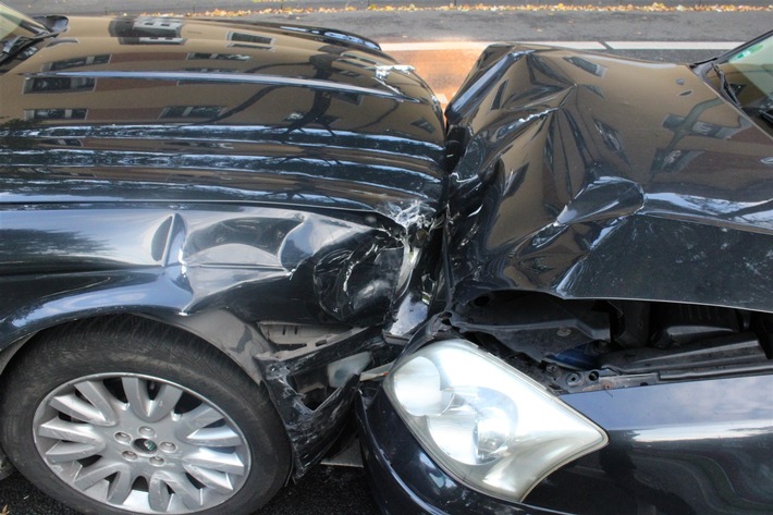 POL-DU: Hochemmerich: Drei Autos beschädigt - zwei Personen bei Unfall verletzt
