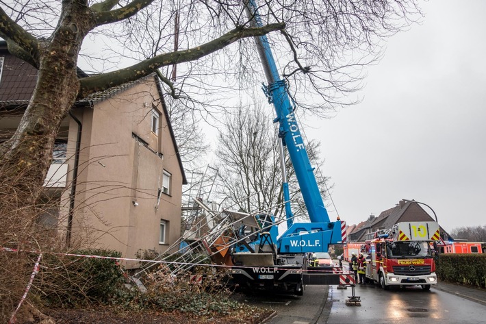 FW-RE: Balkonplatte stürzt ab - eine Person schwerst verletzt