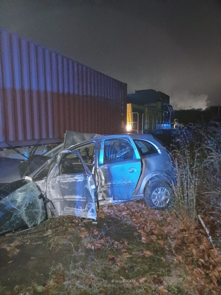 FW-DO: PKW an Bahnübergang von Zug erfasst