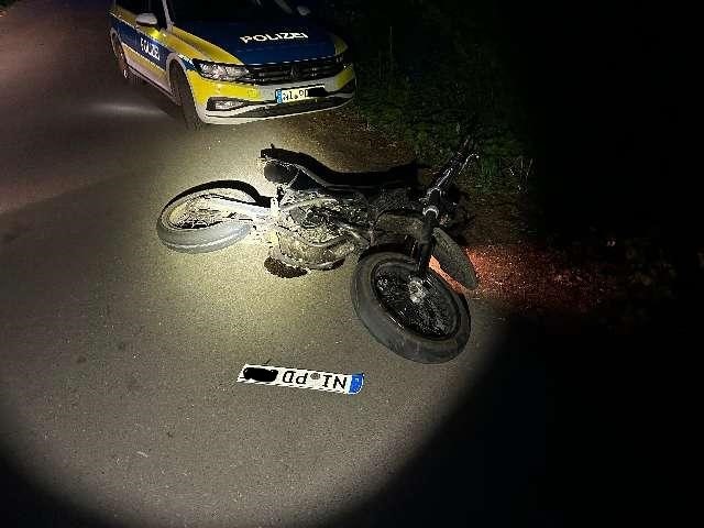POL-NI: Husum/Estorf - Verfolgungsfahrt mit anschließendem Unfall zwischen Motorrad und Streifenwagen