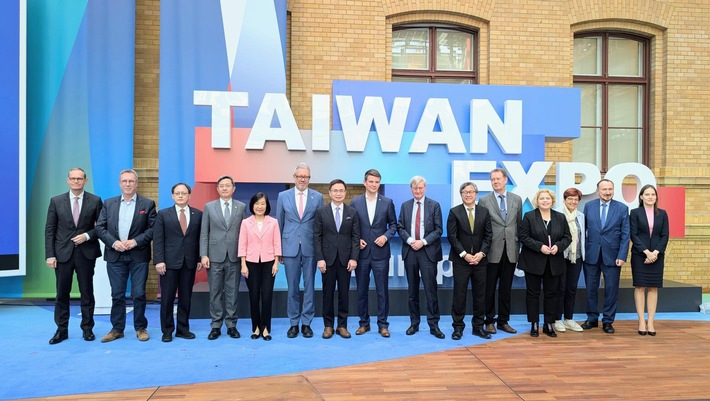 Gruppenfoto der VIPs bei der Eröffnungszeremonie der Taiwan EXPO mit James Huang, Vorsitzender d.jpg