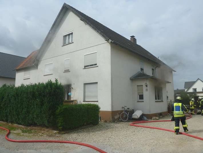 FW Lage: Wohnungsbrand in einem Mehrfamilienhaus - 11.07.2016 - 09:32 Uhr