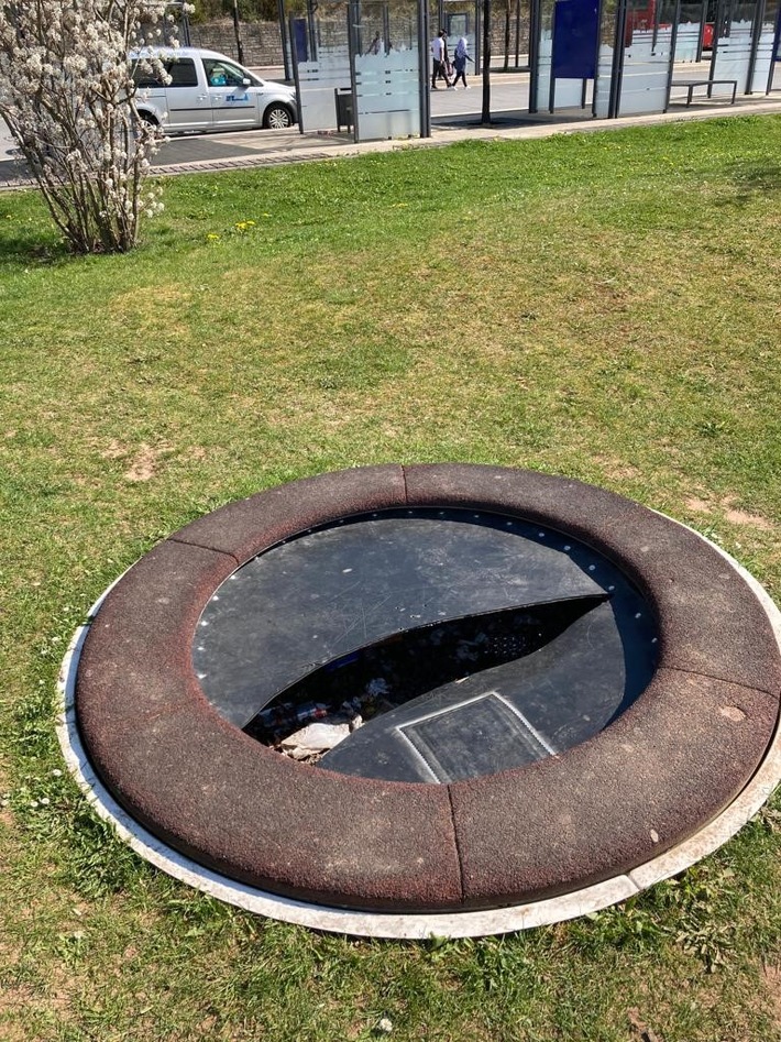 POL-KB: Frankenberg - Unbekannter beschädigt Trampoline am Bahnhof