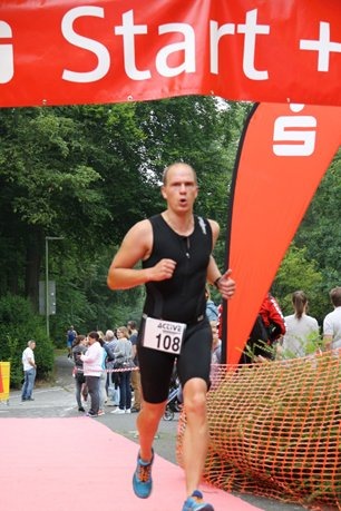 FW-DT: Feuerwehr Detmold misst sich bei den Triathlon Meisterschaften der Berufsfeuerwehren in NRW

Lars Weckner wird in seiner Altersklassen Dritter!