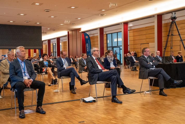 POL-AK NI: Bundesweiter Kongress "Netzwerk demokratische Polizei" / Ein weiterer Baustein zur Stärkung der demokratischen Widerstandskraft der Polizeien