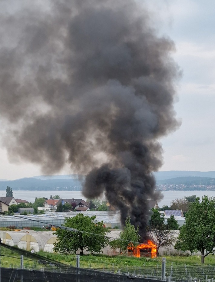 FW Reichenau: Holzhütte in Brand geraten, Reichenau-Mittelzell, 23.05.2023