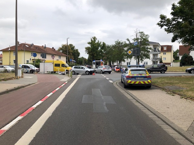 POL-PDKH: Kollision zweier PKW im Kreuzungsbereich führt zur Verletzung eines wartenden Fahrradfahrers in der Rheinstraße in Bad Kreuznach