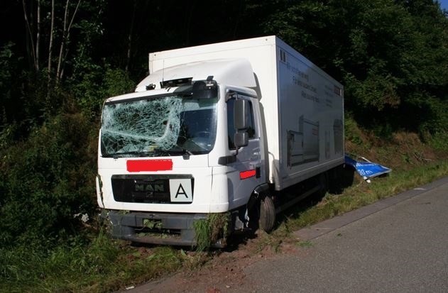 POL-PDKL: Verkehrsunfall mit Lastkraftwagen