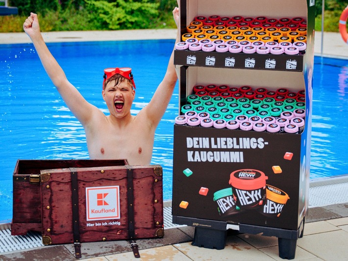 Freibad-Challenge: So bringt YouTuber HeyMoritz die HEYYY Gums "Exotic" zurück ins Kaufland