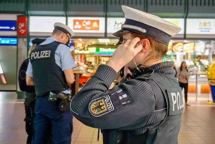 Bundespolizeidirektion München: Nach Schwarzfahrt mit der S-Bahn / Frau versucht gefälschten Ausweis zu nutzen