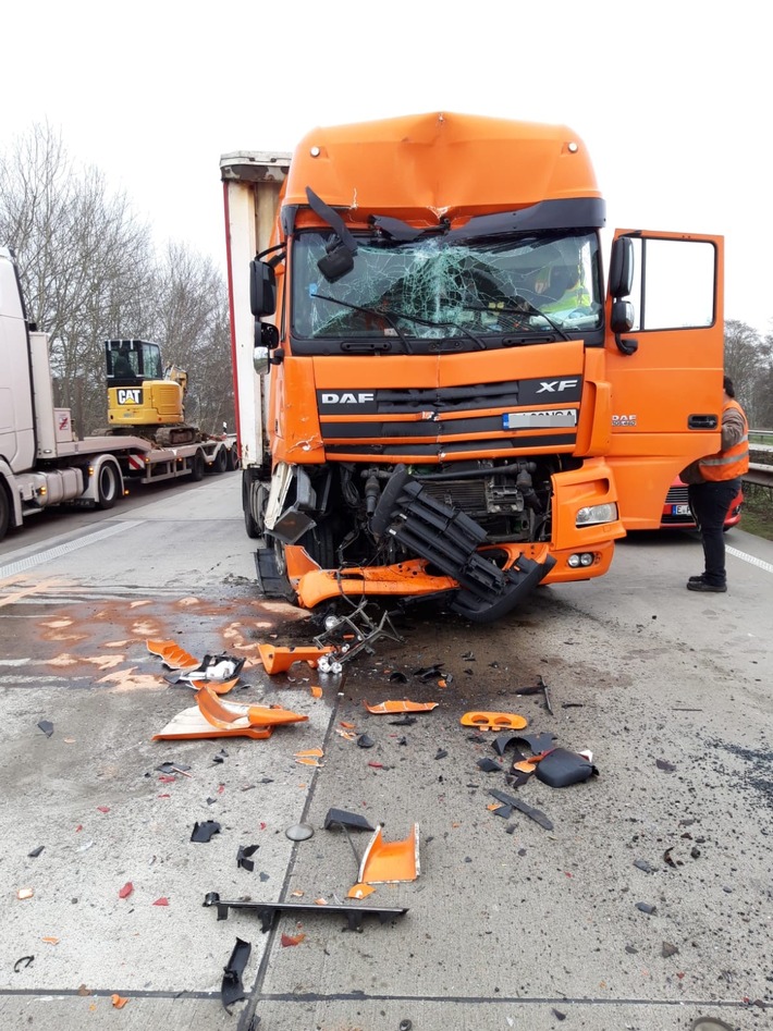 POL-DEL: Autobahnpolizei Ahlhorn: Verkehrsunfall am Stauende auf der Autobahn 1 im Bereich Harpstedt +++ Vollsperrung ab dem Autobahndreieck Stuhr eingerichtet