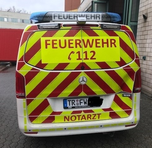 POL-PDTR: Notarztfahrzeug beschädigt, Unfallverursacher flüchtig