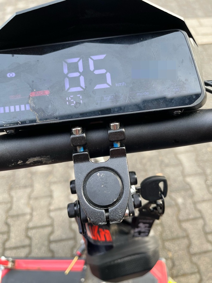 POL-BO: Schneller als 80 km/h: Polizei zieht zwei E-Scooter aus dem Verkehr