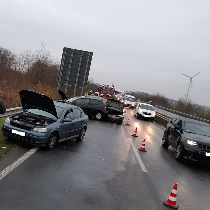 POL-WHV: Nachtragsmeldung zu den Verkehrsunfällen - Sperrung der B 210 nach Räumung, Rettung und durchgeführter Reinigungsarbeiten aufgehoben