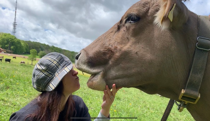Landliebe 2.0: Kühe küssen für den guten Zweck