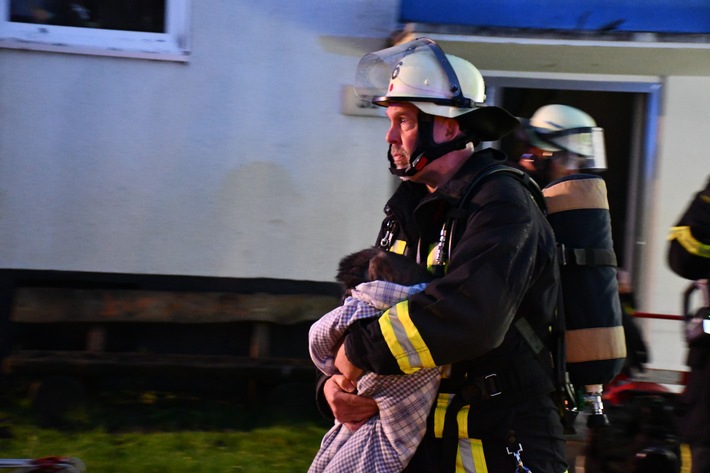 FW-DO: Feuerwehr rettet zwei Katzen aus brennender Wohnung