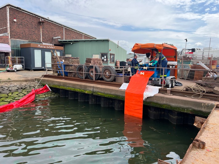 THW HH MV SH: Ölunfall im Büsumer Hafen: THW weiterhin im Einsatz zur Gefahrenabwehr