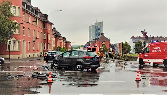 POL-AC: Auf dem Weg zum Brand - Verkehrsunfall mit Feuerwehrfahrzeug und Pkw